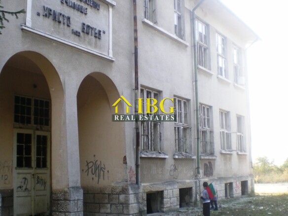 Two buildings and large plot of land near Ruse