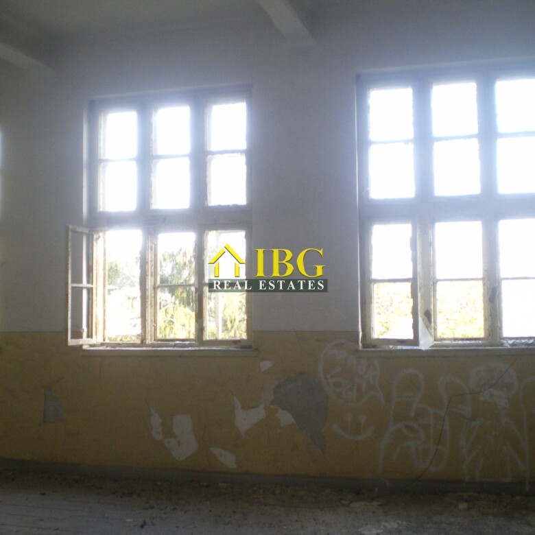 Two buildings and large plot of land near Ruse