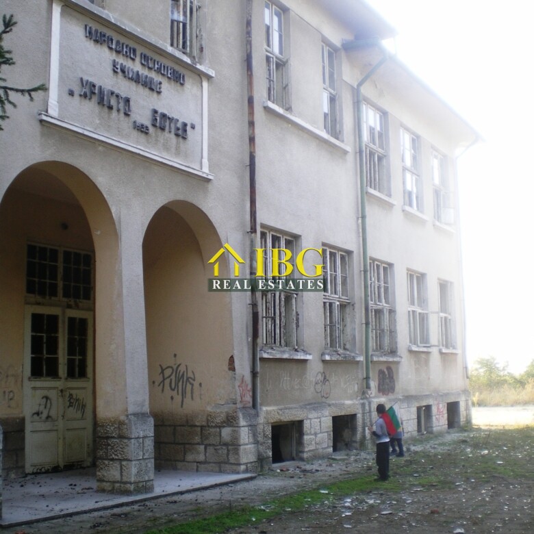 Two buildings and large plot of land near Ruse