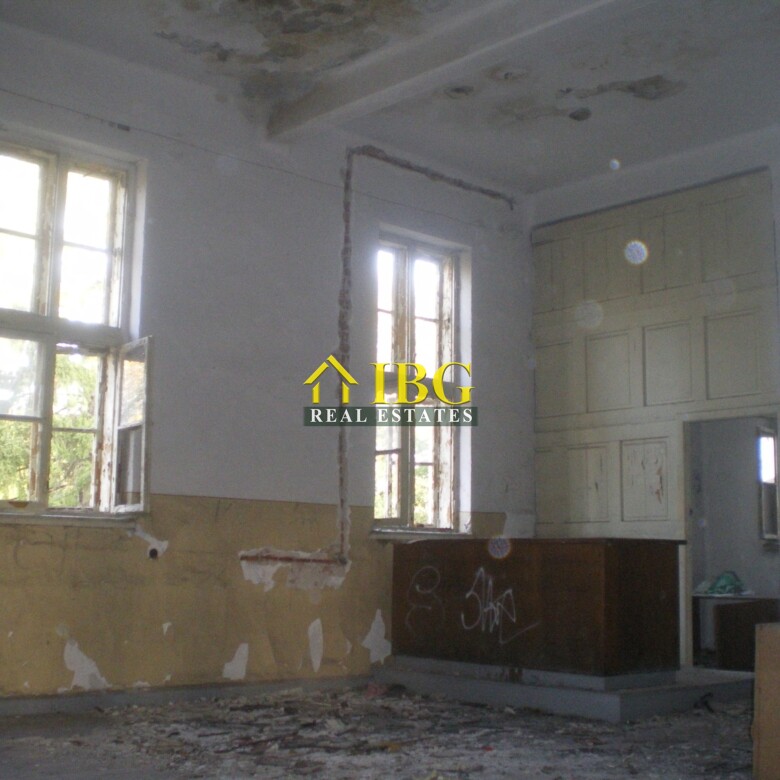 Two buildings and large plot of land near Ruse