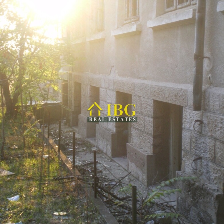 Two buildings and large plot of land near Ruse