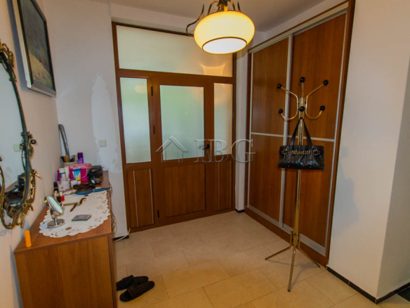 Spacious Two-storied House with 4 bedrooms and a pool, 10 km to Sunny Beach and the Sea