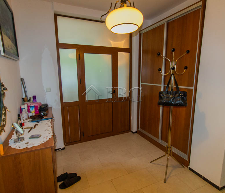 Spacious Two-storied House with 4 bedrooms and a pool, 10 km to Sunny Beach and the Sea