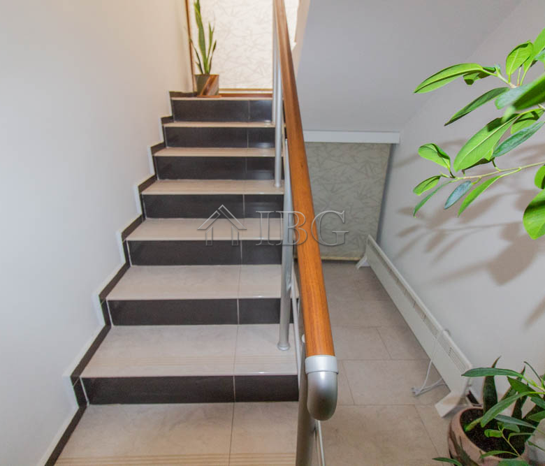 Spacious Two-storied House with 4 bedrooms and a pool, 10 km to Sunny Beach and the Sea