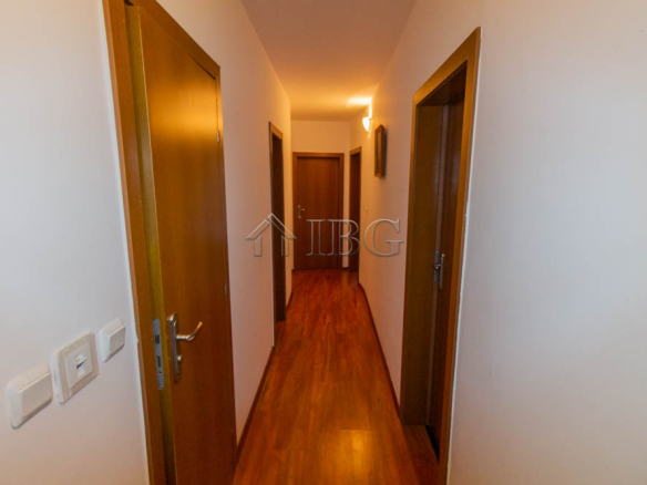 Spacious Two-storied House with 4 bedrooms and a pool, 10 km to Sunny Beach and the Sea