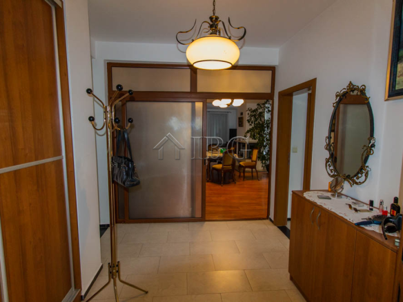 Spacious Two-storied House with 4 bedrooms and a pool, 10 km to Sunny Beach and the Sea