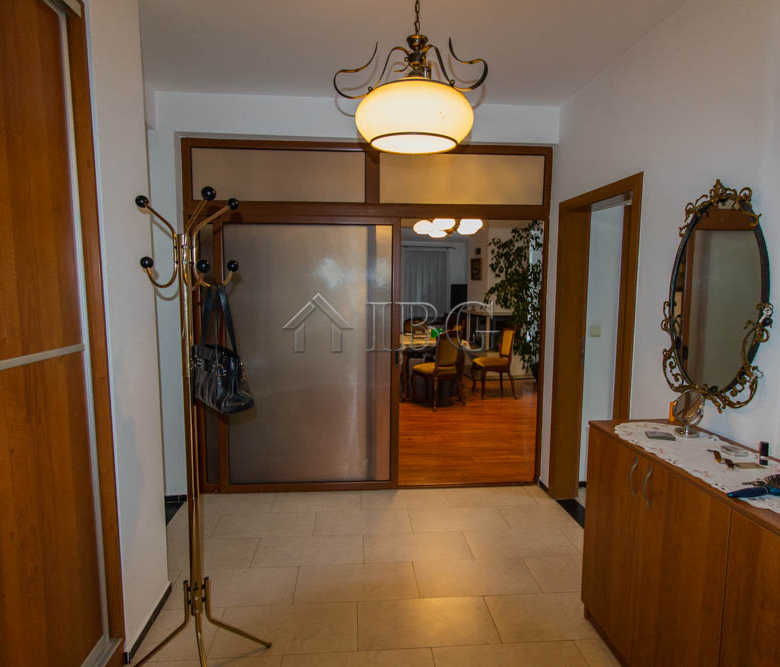 Spacious Two-storied House with 4 bedrooms and a pool, 10 km to Sunny Beach and the Sea