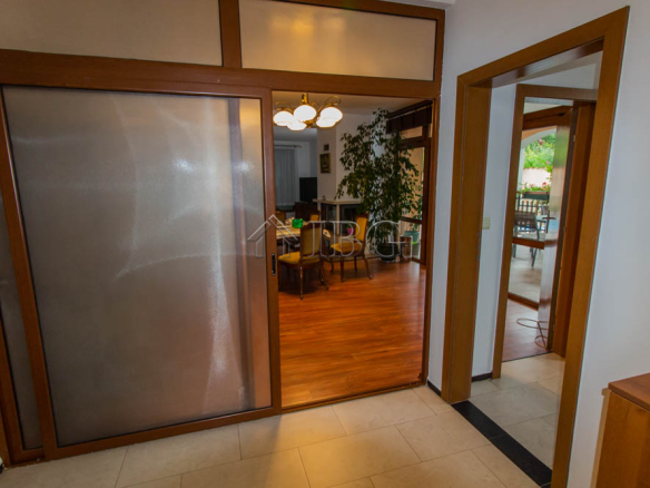 Spacious Two-storied House with 4 bedrooms and a pool, 10 km to Sunny Beach and the Sea