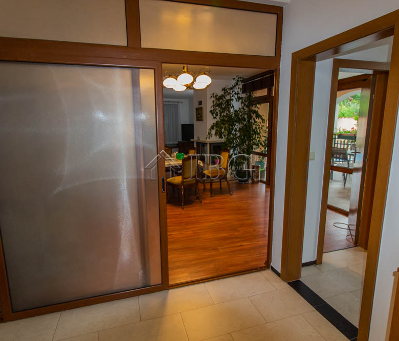 Spacious Two-storied House with 4 bedrooms and a pool, 10 km to Sunny Beach and the Sea