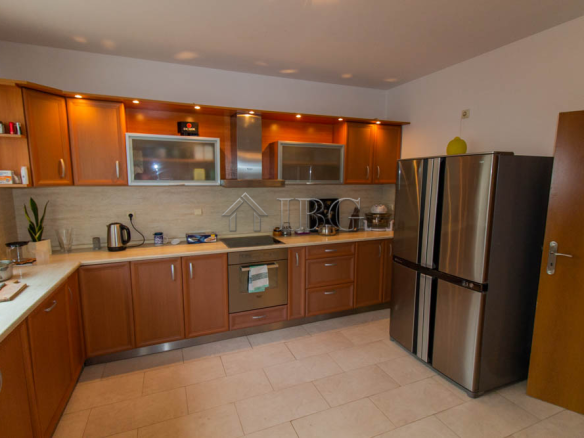 Spacious Two-storied House with 4 bedrooms and a pool, 10 km to Sunny Beach and the Sea