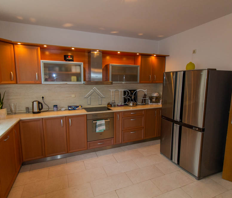 Spacious Two-storied House with 4 bedrooms and a pool, 10 km to Sunny Beach and the Sea