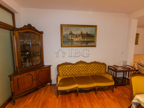 Spacious Two-storied House with 4 bedrooms and a pool, 10 km to Sunny Beach and the Sea