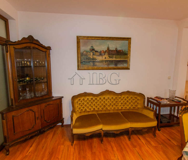 Spacious Two-storied House with 4 bedrooms and a pool, 10 km to Sunny Beach and the Sea
