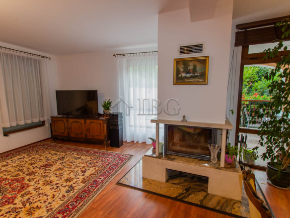 Spacious Two-storied House with 4 bedrooms and a pool, 10 km to Sunny Beach and the Sea