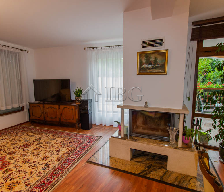 Spacious Two-storied House with 4 bedrooms and a pool, 10 km to Sunny Beach and the Sea