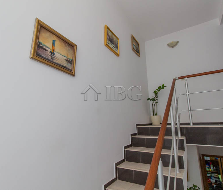 Spacious Two-storied House with 4 bedrooms and a pool, 10 km to Sunny Beach and the Sea