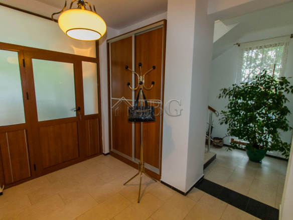 Spacious Two-storied House with 4 bedrooms and a pool, 10 km to Sunny Beach and the Sea