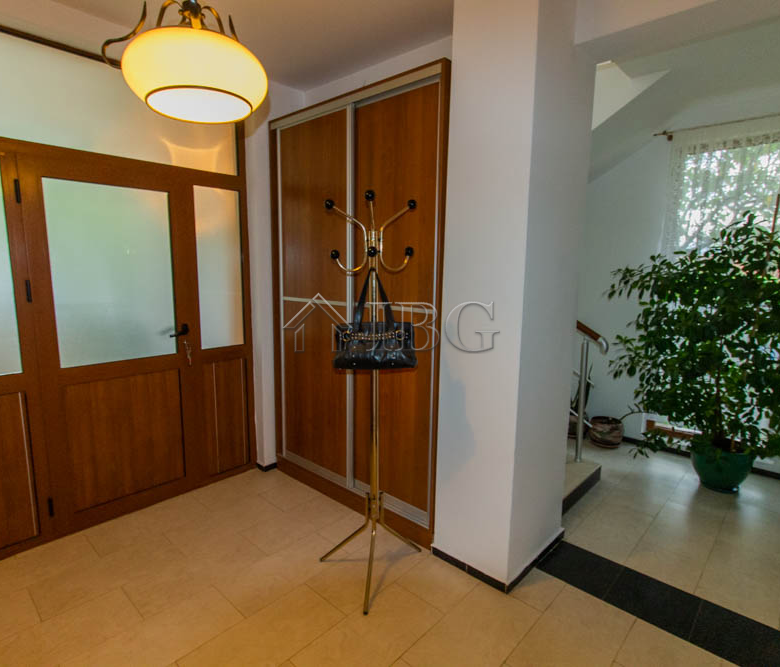Spacious Two-storied House with 4 bedrooms and a pool, 10 km to Sunny Beach and the Sea