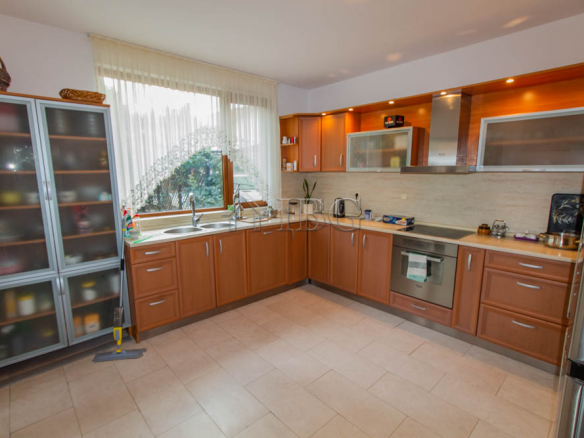 Spacious Two-storied House with 4 bedrooms and a pool, 10 km to Sunny Beach and the Sea