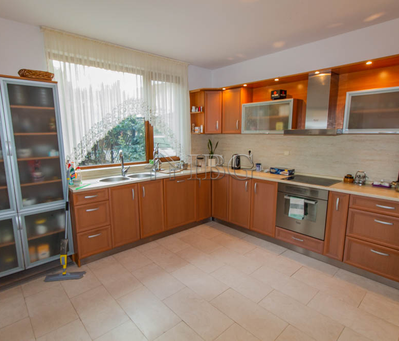 Spacious Two-storied House with 4 bedrooms and a pool, 10 km to Sunny Beach and the Sea