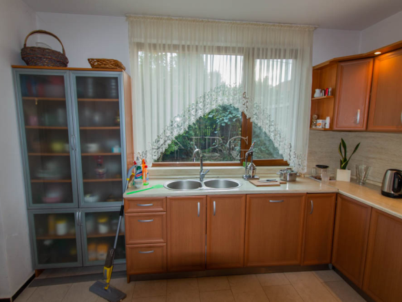 Spacious Two-storied House with 4 bedrooms and a pool, 10 km to Sunny Beach and the Sea