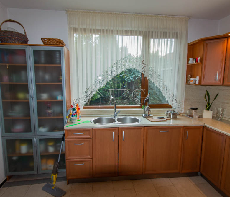 Spacious Two-storied House with 4 bedrooms and a pool, 10 km to Sunny Beach and the Sea