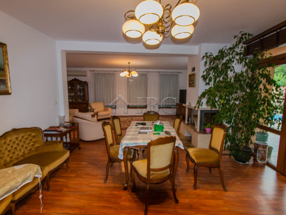 Spacious Two-storied House with 4 bedrooms and a pool, 10 km to Sunny Beach and the Sea
