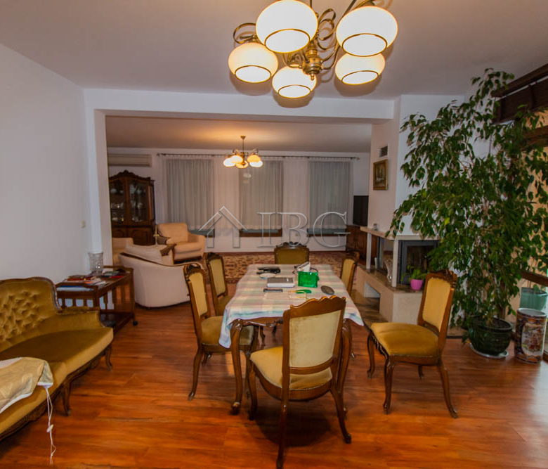 Spacious Two-storied House with 4 bedrooms and a pool, 10 km to Sunny Beach and the Sea