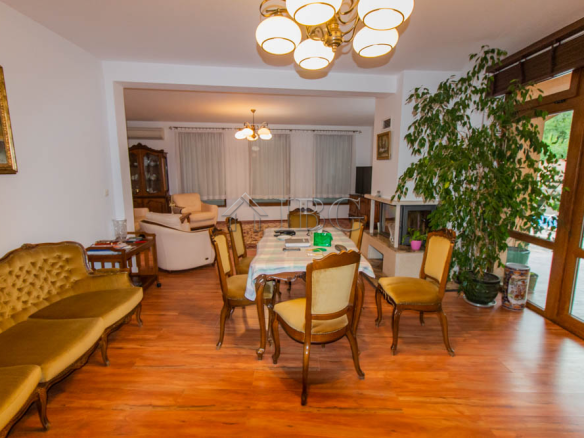 Spacious Two-storied House with 4 bedrooms and a pool, 10 km to Sunny Beach and the Sea