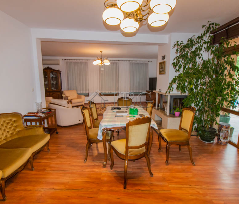 Spacious Two-storied House with 4 bedrooms and a pool, 10 km to Sunny Beach and the Sea