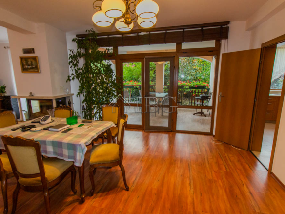 Spacious Two-storied House with 4 bedrooms and a pool, 10 km to Sunny Beach and the Sea