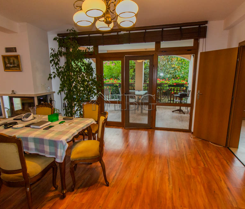Spacious Two-storied House with 4 bedrooms and a pool, 10 km to Sunny Beach and the Sea