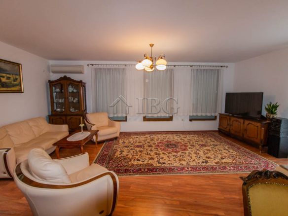 Spacious Two-storied House with 4 bedrooms and a pool, 10 km to Sunny Beach and the Sea