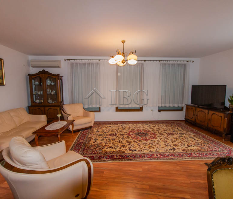 Spacious Two-storied House with 4 bedrooms and a pool, 10 km to Sunny Beach and the Sea