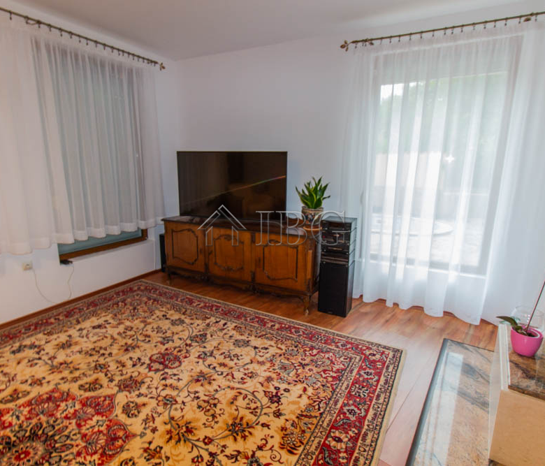 Spacious Two-storied House with 4 bedrooms and a pool, 10 km to Sunny Beach and the Sea