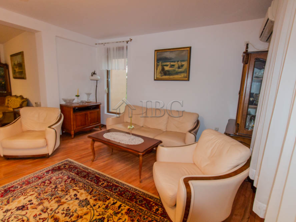 Spacious Two-storied House with 4 bedrooms and a pool, 10 km to Sunny Beach and the Sea