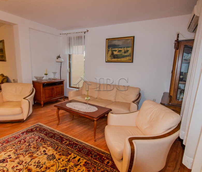 Spacious Two-storied House with 4 bedrooms and a pool, 10 km to Sunny Beach and the Sea