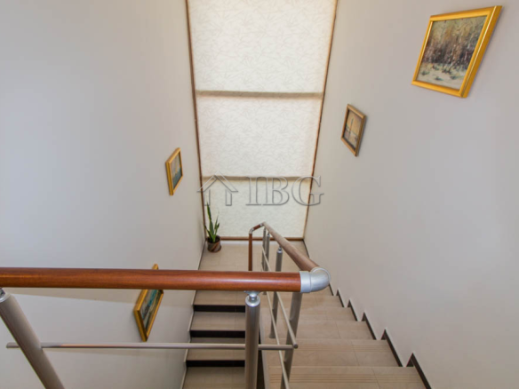 Spacious Two-storied House with 4 bedrooms and a pool, 10 km to Sunny Beach and the Sea