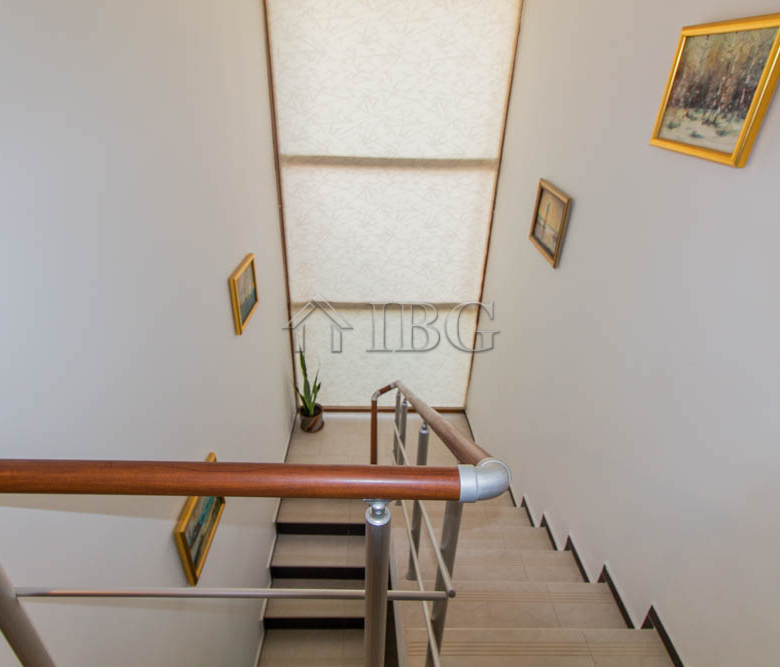 Spacious Two-storied House with 4 bedrooms and a pool, 10 km to Sunny Beach and the Sea