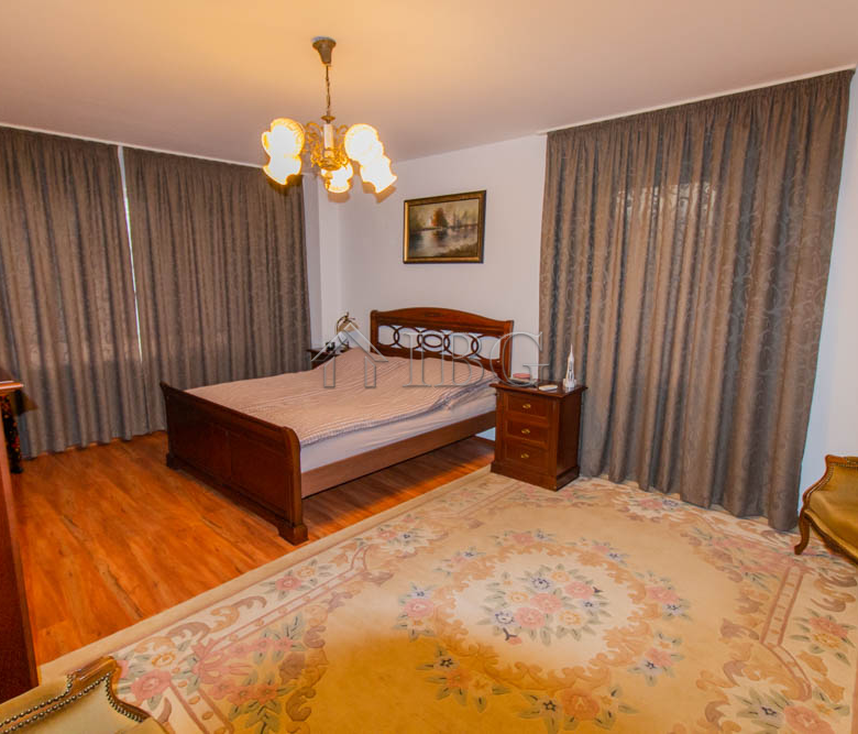 Spacious Two-storied House with 4 bedrooms and a pool, 10 km to Sunny Beach and the Sea