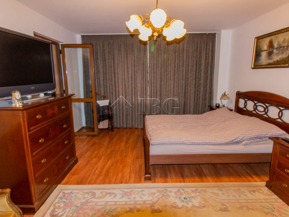 Spacious Two-storied House with 4 bedrooms and a pool, 10 km to Sunny Beach and the Sea