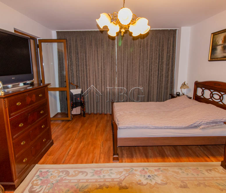 Spacious Two-storied House with 4 bedrooms and a pool, 10 km to Sunny Beach and the Sea