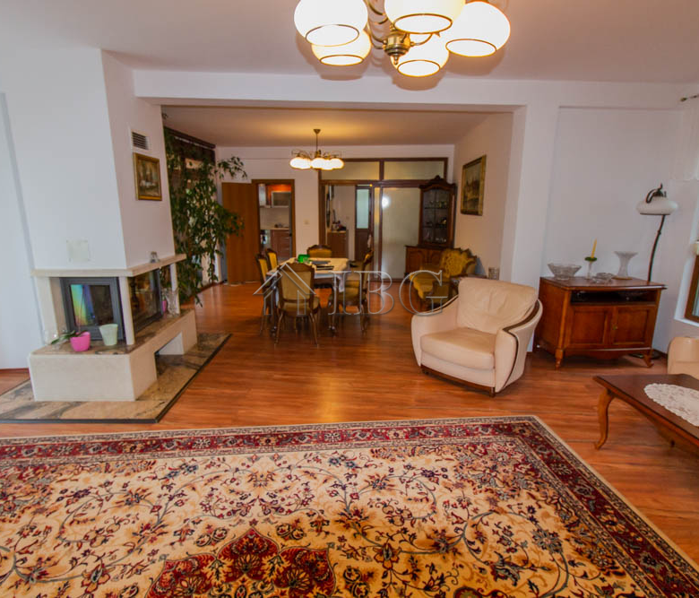 Spacious Two-storied House with 4 bedrooms and a pool, 10 km to Sunny Beach and the Sea