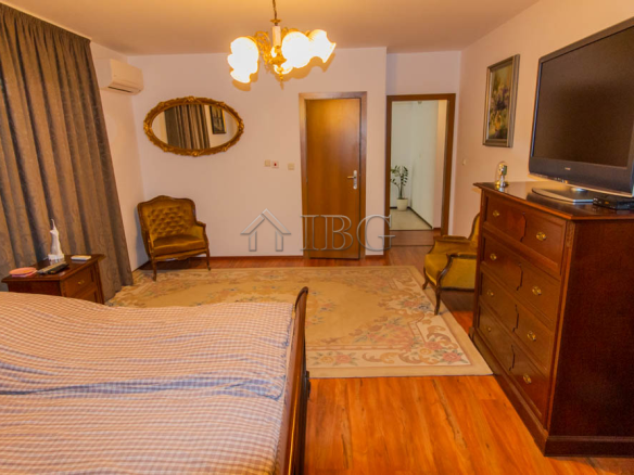 Spacious Two-storied House with 4 bedrooms and a pool, 10 km to Sunny Beach and the Sea