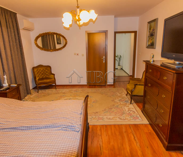 Spacious Two-storied House with 4 bedrooms and a pool, 10 km to Sunny Beach and the Sea