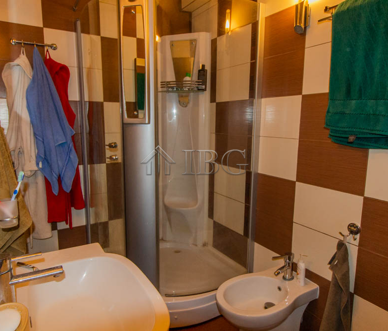 Spacious Two-storied House with 4 bedrooms and a pool, 10 km to Sunny Beach and the Sea