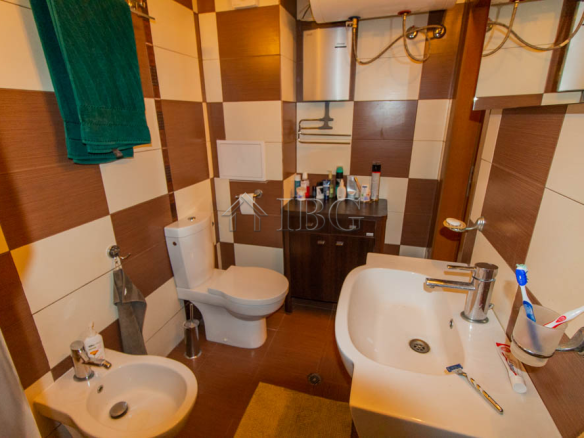 Spacious Two-storied House with 4 bedrooms and a pool, 10 km to Sunny Beach and the Sea