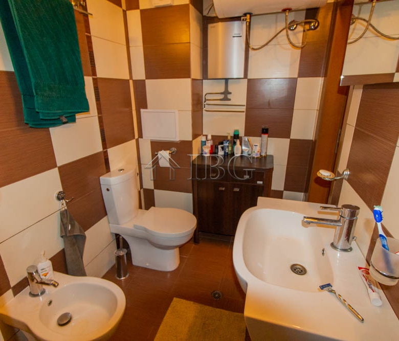 Spacious Two-storied House with 4 bedrooms and a pool, 10 km to Sunny Beach and the Sea