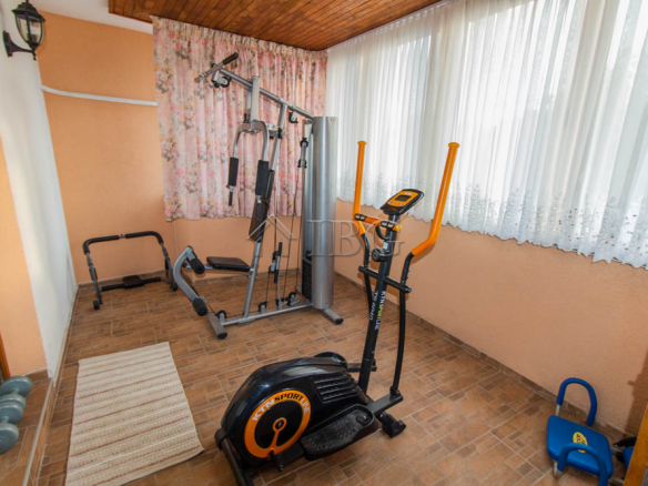 Spacious Two-storied House with 4 bedrooms and a pool, 10 km to Sunny Beach and the Sea