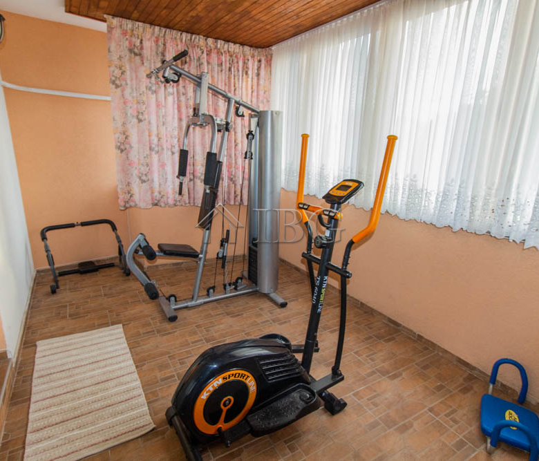 Spacious Two-storied House with 4 bedrooms and a pool, 10 km to Sunny Beach and the Sea
